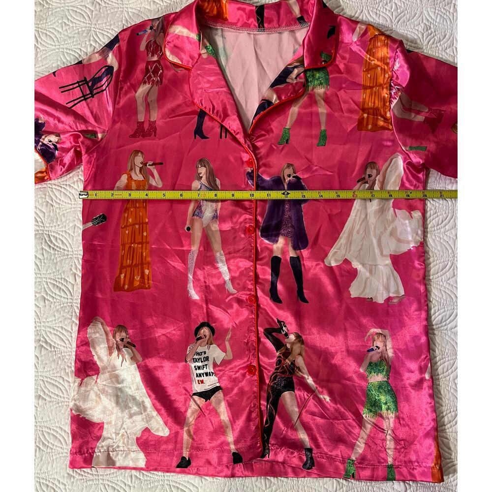 Taylor Swift, silky pajamas - Picture 5 of 8